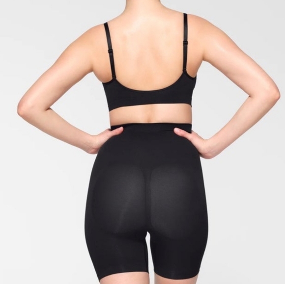 SKIMS Seamless Sculpt Mid Thigh Short Onyx L/XL - Picture 3 of 5